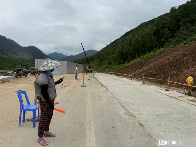 Khẩn trương khắc phục, co tốc Đà Nẵng - Huế lưu thông trở lại sau sạt lở- Ảnh 3. Khẩn trương khắc phục, co tốc Đà Nẵng - Huế lưu thông trở lại sau sạt lở- Ảnh 3.