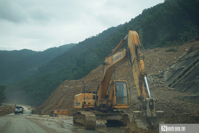 Khẩn trương khắc phục, co tốc Đà Nẵng - Huế lưu thông trở lại sau sạt lở- Ảnh 5. Khẩn trương khắc phục, co tốc Đà Nẵng - Huế lưu thông trở lại sau sạt lở- Ảnh 5.