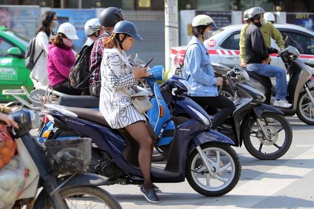 Cục CSGT giải đáp "dừng đèn đỏ sử dụng điện thoại có bị phạt?" - Ảnh 1.