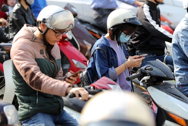 Bản tin 12/11: Dùng điện thoại khi dừng đèn đỏ sẽ không bị phạt - Ảnh 1.