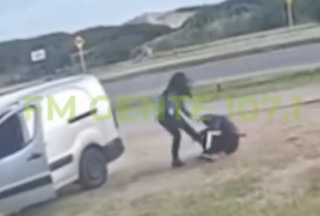  Người phụ nữ khống chế, hạ gục tên cướp cướp xe tải - Ảnh 1.