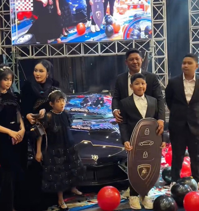 Bé trai 9 tuổi được tặng siêu xe Lamborghini trị giá 39 tỷ đồng - Ảnh 1.