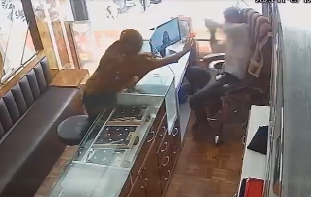 Ném ớt bột vào mặt chủ tiệm vàng để cướp, người phụ nữ nhận kết đắng - Ảnh 1.