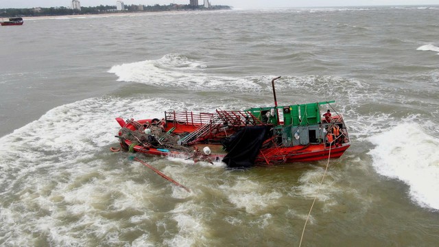Video: Thót tim cảnh cứu 8 ngư dân trên tàu cá bị chìm tại cửa biển- Ảnh 1.