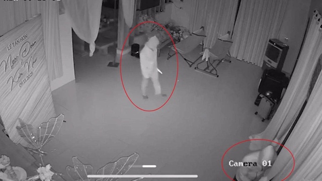 Hai kẻ đột nhập nhà dân sau tiệc cưới, mang hung khí trộm hơn nửa tỷ đồng: Có thể đối mặt tới 20 năm tù - Ảnh 1.