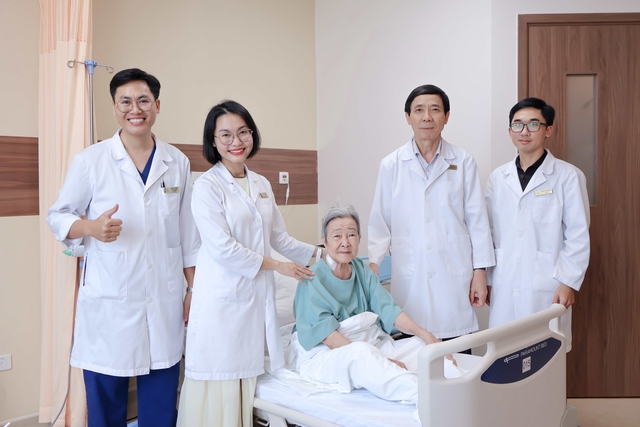 Cứu sống cho cụ bà 80 tuổi mắc ung thư dạ dày ở vùng “tử huyệt” - Ảnh 2.