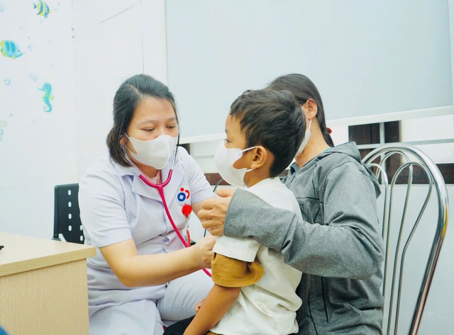 Nghệ An: Hàng loạt học sinh nghỉ học do mắc cúm A, bác sỹ cảnh báo nguy cơ biến chứng nguy hiểm- Ảnh 3.