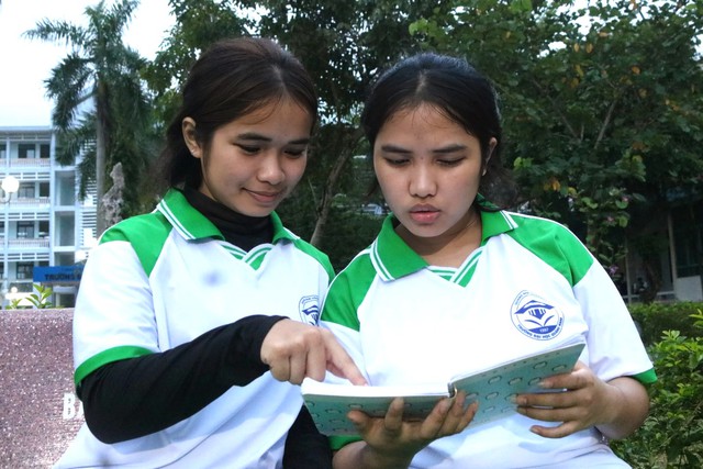 Vượt nghịch cảnh, những nữ sinh vùng cao thắp ước mơ "gieo chữ" về bản làng- Ảnh 1. Vượt nghịch cảnh, những nữ sinh vùng cao thắp ước mơ "gieo chữ" về bản làng- Ảnh 1.