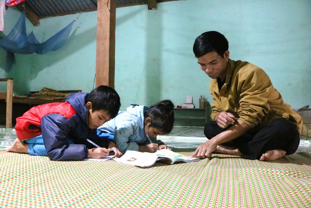 Lặng thầm nghề "gieo chữ" (kỳ 1)- Ảnh 2. Lặng thầm nghề "gieo chữ": Khi trái tim thầy cô thắp sáng con chữ vùng cao - Ảnh 6.