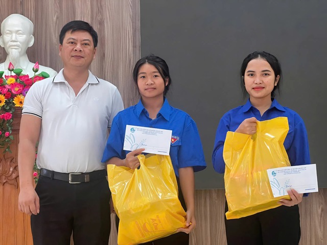 Vượt nghịch cảnh, những nữ sinh vùng cao thắp ước mơ "gieo chữ" về bản làng- Ảnh 2. Vượt nghịch cảnh, những nữ sinh vùng cao thắp ước mơ "gieo chữ" về bản làng- Ảnh 2.