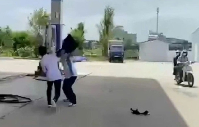 Bắt tạm giam 2 nam sinh liên quan vụ học sinh lớp 12 bị đâm tử vong ở Thanh Hóa - Ảnh 1.