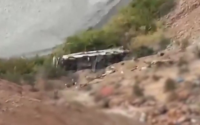 Xe buýt lao xuống vực sâu khiến 37 người tử vong thương tâm - Ảnh 1.