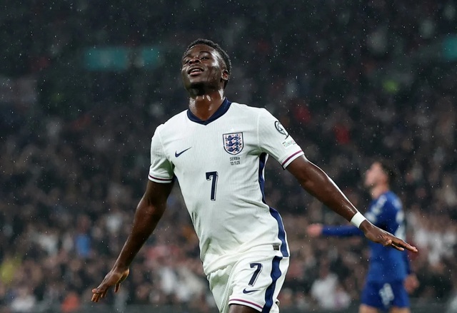 Saka khiến CĐV Arsenal hú vía sau cái chỉ tay gây hoang mang - Ảnh 1.