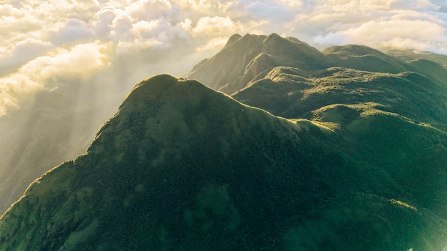 Mãn nhãn với biển mây, rừng rêu ma mị trên "nóc nhà" Quảng Trị - Ảnh 1.