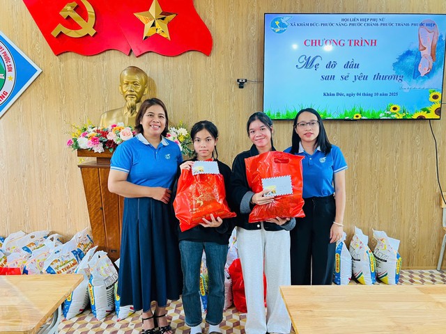 Nữ Chủ tịch Mặt trận Tổ quốc xã người Ca Dong và phong trào “Vì an ninh Tổ quốc”, kết nối yêu thương- Ảnh 5. Nữ Chủ tịch Mặt trận Tổ quốc xã người Ca Dong và phong trào “Vì an ninh Tổ quốc”, kết nối yêu thương- Ảnh 5.