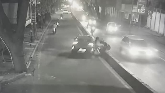 Bực tức vì bị bấm còi, tài xế ô tô tông trúng 3 người trên xe máy - Ảnh 1.