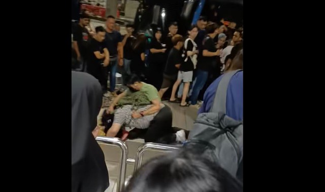 Người phụ nữ ẩu đả dữ dội với người đàn ông ngay giữa phố - Ảnh 1.