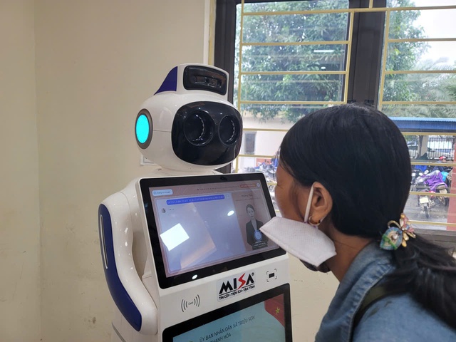 Dân háo hức khám phá robot biết nói tiếng người, hỗ trợ thủ tục hành chính - Ảnh 1.