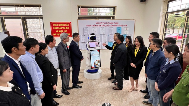 Dân háo hức khám phá robot biết nói tiếng người, hỗ trợ thủ tục hành chính - Ảnh 2.