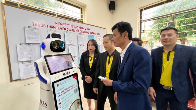 Dân háo hức khám phá robot biết nói tiếng người, hỗ trợ thủ tục hành chính - Ảnh 3.