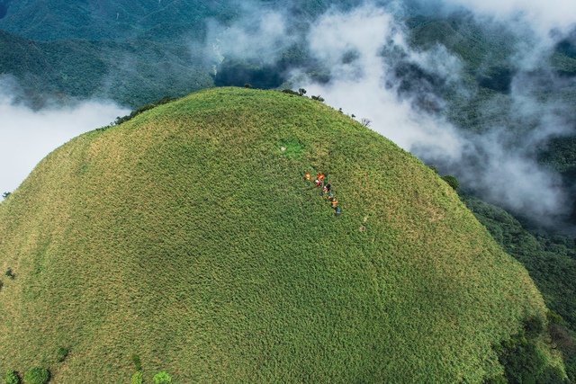 Mãn nhãn với biển mây, rừng rêu ma mị trên "nóc nhà" Quảng Trị - Ảnh 12.