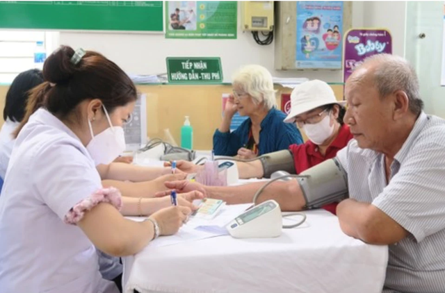 Tin vui cho người trên 65 tuổi và học sinh ở thành phố đông dân nhất cả nước - Ảnh 1.