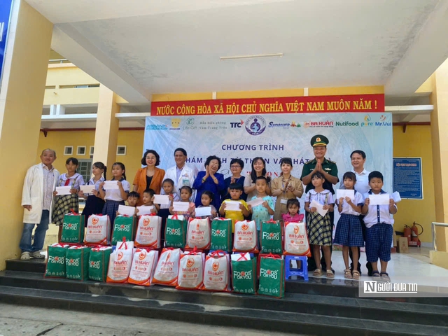 Ấm lòng học sinh vùng biên- Ảnh 1. Ấm lòng học sinh vùng biên- Ảnh 1.