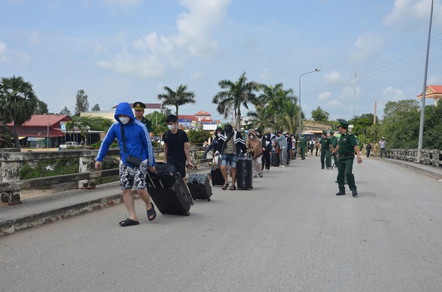 Cạm bẫy nơi xứ người: Nước mắt nạn nhân ngày được trở về - Ảnh 1.