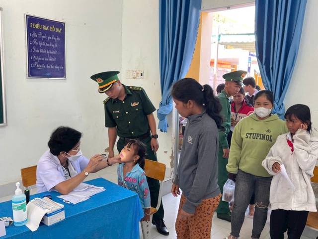 Ấm lòng học sinh vùng biên- Ảnh 4. Ấm lòng học sinh vùng biên- Ảnh 4.