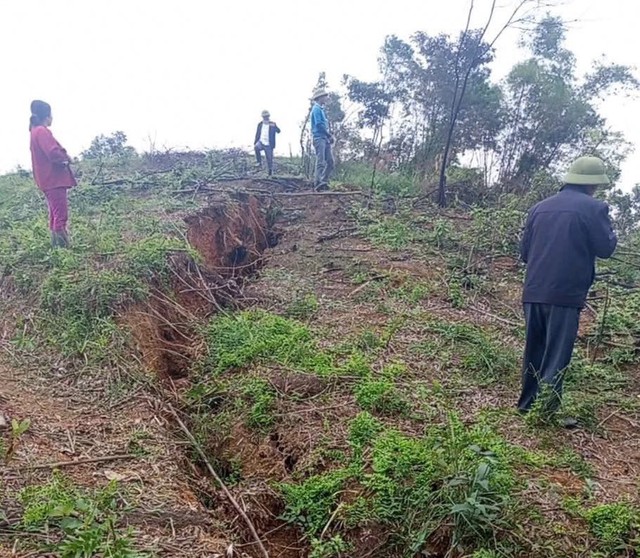 Hà Tĩnh: Sơ tán khẩn cấp các hộ dân khi xuất hiện vết nứt kéo dài trên núi- Ảnh 1. Hà Tĩnh: Sơ tán khẩn cấp các hộ dân khi xuất hiện vết nứt kéo dài trên núi- Ảnh 1.