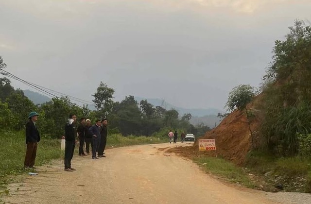 Hà Tĩnh: Sơ tán khẩn cấp các hộ dân khi xuất hiện vết nứt kéo dài trên núi- Ảnh 2. Hà Tĩnh: Sơ tán khẩn cấp các hộ dân khi xuất hiện vết nứt kéo dài trên núi- Ảnh 2.