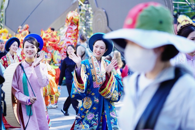 1.000 bộ trang phục truyền thống toả sắc trên phố đi bộ Hoàn Kiếm- Ảnh 5. 1.000 bộ trang phục truyền thống toả sắc trên phố đi bộ Hoàn Kiếm- Ảnh 5.