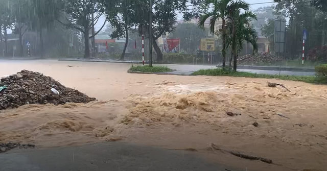 VIDEO: Mưa lớn ở Huế khiến nước từ khe suối tràn xuống đường Hồ Chí Minh- Ảnh 1. VIDEO: Mưa lớn ở Huế khiến nước từ khe suối tràn xuống đường Hồ Chí Minh- Ảnh 1.