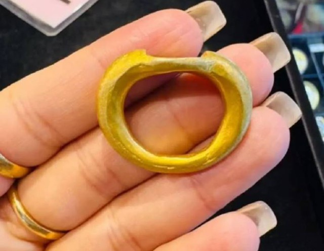 Mang chiếc nhẫn cổ đi kiểm tra, cô gái sốc nặng khi biết giá trị- Ảnh 1. Mang chiếc nhẫn cổ đi kiểm tra, cô gái sốc nặng khi biết giá trị- Ảnh 1.