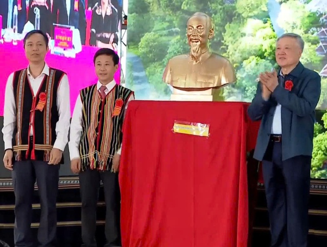 Phó Thủ tướng Thường trực Nguyễn Hòa Bình dự khởi công xây dựng trường miền biên giới Quảng Ngãi- Ảnh 2. Phó Thủ tướng Thường trực Nguyễn Hòa Bình dự khởi công xây dựng trường miền biên giới Quảng Ngãi- Ảnh 2.