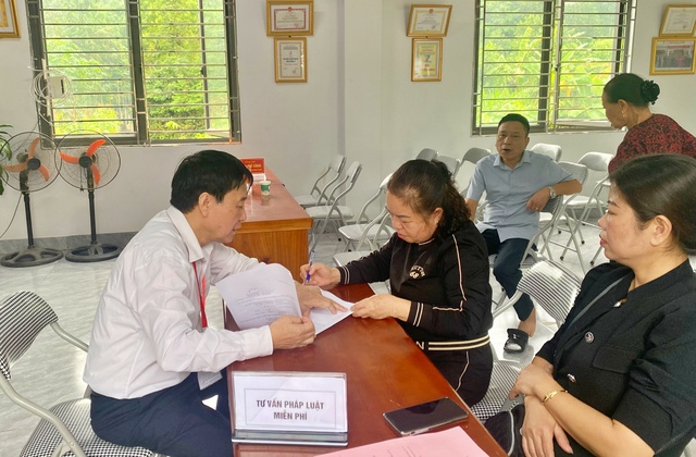 Nỗi trăn trở của luật gia trong hành trình 10 năm bền bỉ mang pháp luật đến người nghèo- Ảnh 3. Nỗi trăn trở của luật gia trong hành trình 10 năm bền bỉ mang pháp luật đến người nghèo- Ảnh 3.