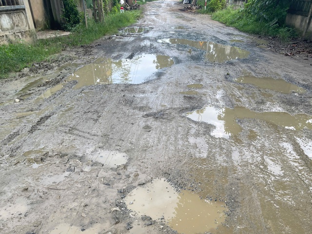 Con đường xuống cấp nghiêm trọng, ổ voi ổ gà thành vũng nước thả vịt- Ảnh 2. Con đường xuống cấp nghiêm trọng, ổ voi ổ gà thành vũng nước thả vịt- Ảnh 2.