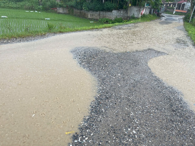 Con đường xuống cấp nghiêm trọng, ổ voi ổ gà thành vũng nước thả vịt- Ảnh 5. Con đường xuống cấp nghiêm trọng, ổ voi ổ gà thành vũng nước thả vịt- Ảnh 5.