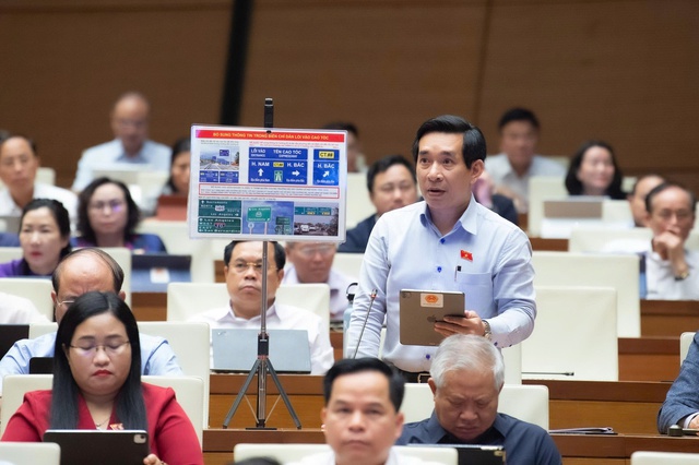 ĐBQH đề xuất "người đi bộ phải đi ngược chiều dòng xe" nếu không có vỉa hè- Ảnh 1. ĐBQH đề xuất "người đi bộ phải đi ngược chiều dòng xe" nếu không có vỉa hè- Ảnh 1.