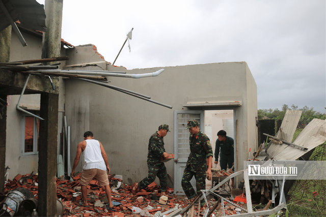 Đà Nẵng: Khẩn trương khắc phục hậu quả lốc xoáy - Ảnh 14.