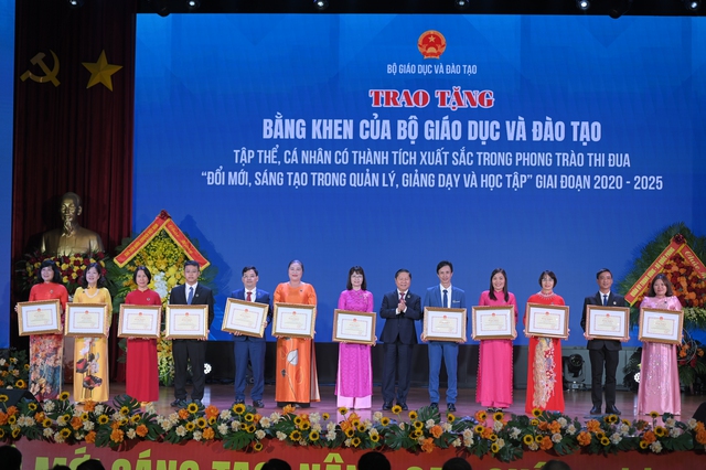 Chủ tịch nước Lương Cường dự Lễ kỷ niệm Ngày Nhà giáo Việt Nam- Ảnh 3. Chủ tịch nước Lương Cường dự Lễ kỷ niệm Ngày Nhà giáo Việt Nam- Ảnh 3.