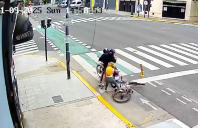 Người phụ nữ chống trả, quật ngã tên cướp điện thoại trên phố - Ảnh 1.