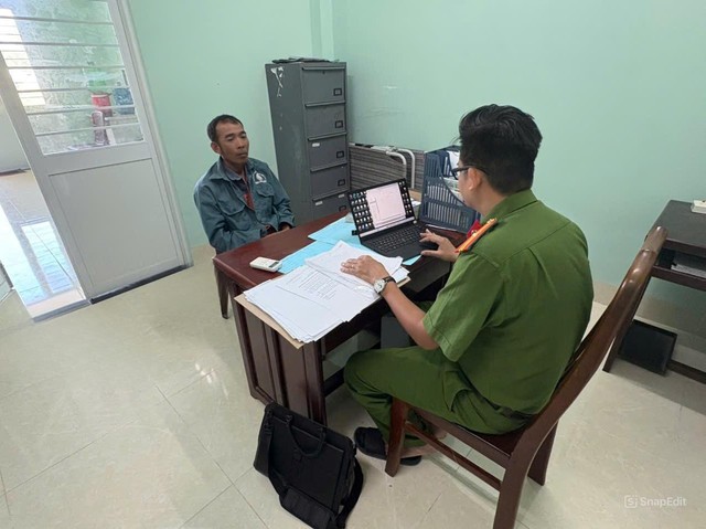 Khởi tố người đàn ông chém con rể hàng xóm vì hát karaoke quá giờ - Ảnh 1.