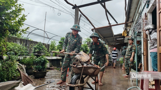 Lốc xoáy cuốn phăng 25 mái nhà ở Quảng Ngãi: "Chúng tôi đang ngũ thấy gió quần thét rồi cuốn phăng mái nhà tài sản"- Ảnh 6. Lốc xoáy cuốn phăng 25 mái nhà ở Quảng Ngãi: "Chúng tôi đang ngũ thấy gió quần thét rồi cuốn phăng mái nhà tài sản"- Ảnh 6.