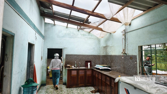 Lốc xoáy cuốn phăng 25 mái nhà ở Quảng Ngãi: "Chúng tôi đang ngũ thấy gió quần thét rồi cuốn phăng mái nhà tài sản"- Ảnh 3. Lốc xoáy cuốn phăng 25 mái nhà ở Quảng Ngãi: "Chúng tôi đang ngũ thấy gió quần thét rồi cuốn phăng mái nhà tài sản"- Ảnh 3.