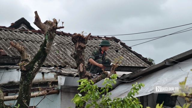 Lốc xoáy cuốn phăng 25 mái nhà ở Quảng Ngãi: "Chúng tôi đang ngũ thấy gió quần thét rồi cuốn phăng mái nhà tài sản"- Ảnh 5. Lốc xoáy cuốn phăng 25 mái nhà ở Quảng Ngãi: "Chúng tôi đang ngũ thấy gió quần thét rồi cuốn phăng mái nhà tài sản"- Ảnh 5.