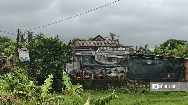 Lốc xoáy cuốn phăng 25 mái nhà ở Quảng Ngãi: "Chúng tôi đang ngũ thấy gió quần thét rồi cuốn phăng mái nhà tài sản"- Ảnh 4. Lốc xoáy cuốn phăng 25 mái nhà ở Quảng Ngãi: "Chúng tôi đang ngũ thấy gió quần thét rồi cuốn phăng mái nhà tài sản"- Ảnh 4.