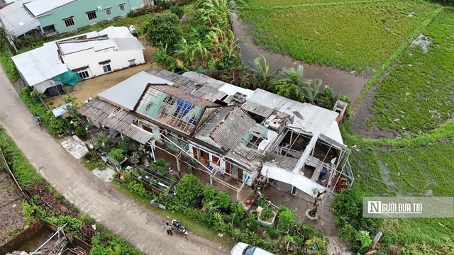 Lốc xoáy cuốn phăng 25 mái nhà ở Quảng Ngãi: "Chúng tôi đang ngũ thấy gió quần thét rồi cuốn phăng mái nhà tài sản"- Ảnh 1. Lốc xoáy cuốn phăng 25 mái nhà ở Quảng Ngãi: "Chúng tôi đang ngũ thấy gió quần thét rồi cuốn phăng mái nhà tài sản"- Ảnh 1.