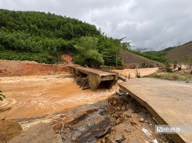 Sập cầu Nước Bao cô lập hơn 1.200 dân ở Quảng Ngãi, chính quyền khẩn cấp làm cầu tạm - Ảnh 1.