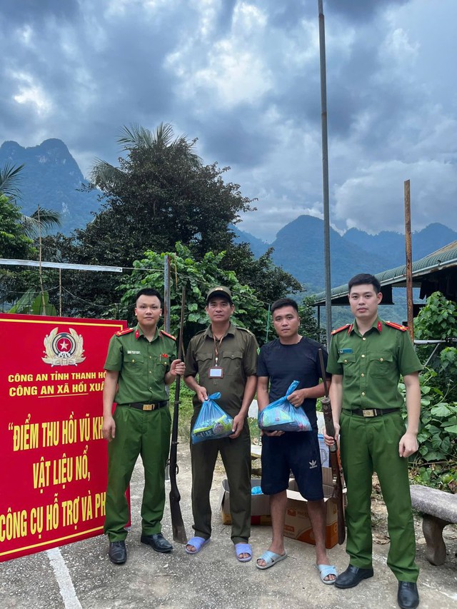 Mang vũ khí đi đổi quà, người vùng cao nhận mũ bảo hiểm, nồi cơm điện- Ảnh 1. Mang vũ khí đi đổi quà, người vùng cao nhận mũ bảo hiểm, nồi cơm điện- Ảnh 1.